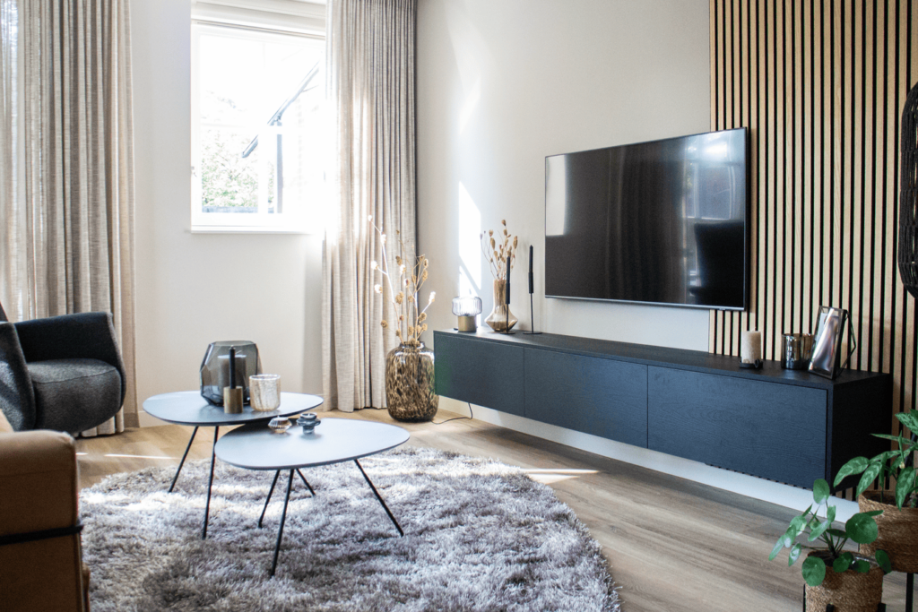 Interieuradvies Hoogeveen vrijstaande woning interieur ontwerp advies akupanel woodupp tvkast zwevend vloerkleed salontafel Cinewall vloerlamp tv tafellamp