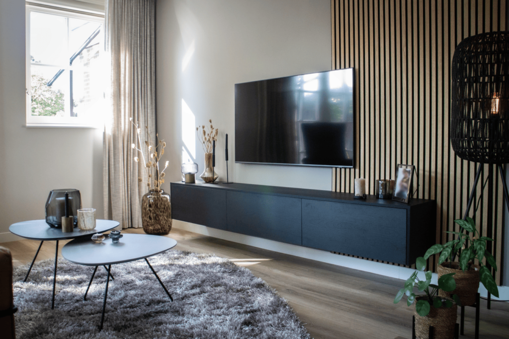 Interieuradvies Hoogeveen vrijstaande woning interieur ontwerp advies akupanel woodupp tvkast zwevend vloerkleed salontafel Cinewall vloerlamp tv tafellamp