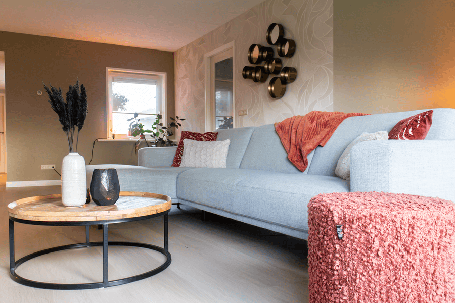 Uitgebreid interieuradvies Schuinesloot Overijssel ontwerp, bank, poef, Arte behang, styling, interieuradvies, interieurontwerp