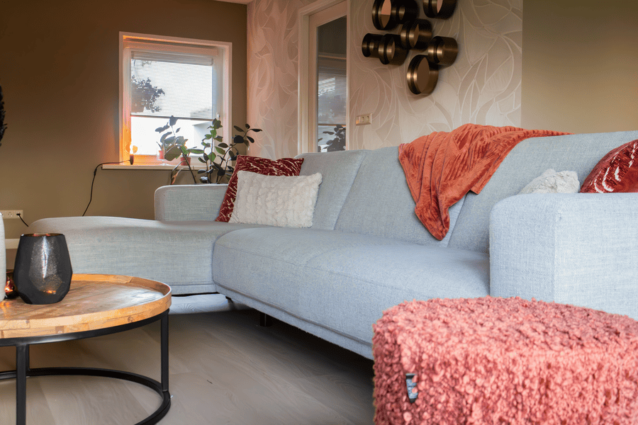 Uitgebreid interieuradvies Schuinesloot Overijssel ontwerp, bank, poef, Arte behang, styling, interieuradvies, interieurontwerp