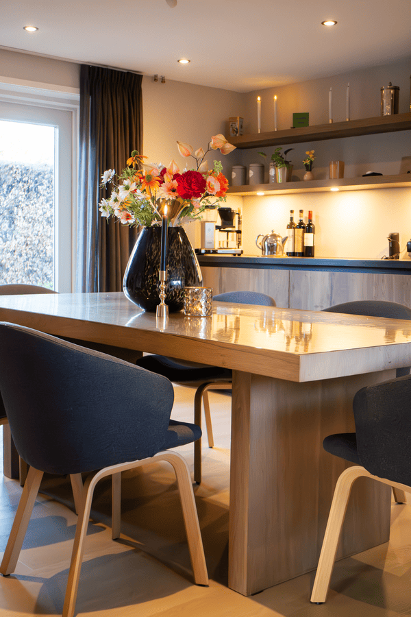Uitgebreid interieuradvies Schuinesloot Overijssel ontwerp, bank, poef, Arte behang, styling, interieuradvies, interieurontwerp